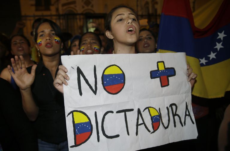 Venezuelalane plakatiga «Ei diktatuurile»