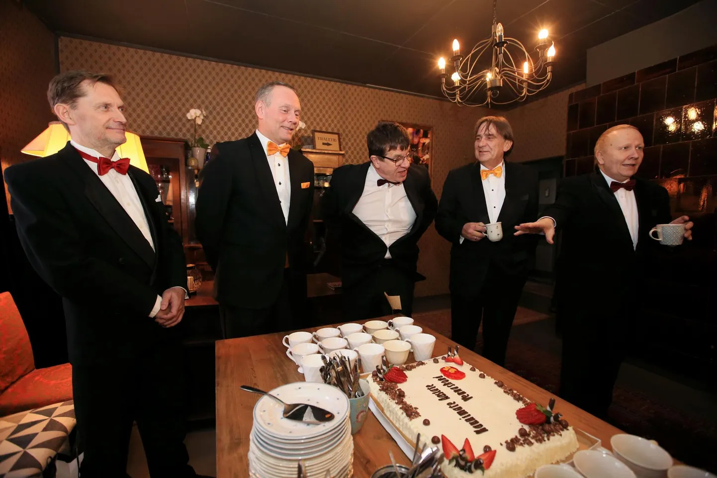Kaunimate Aastate Vennaskond koosseisus Jüri Lumiste (vasakult), Andres Dvinjaninov, Hannes Kaljujärv, Indrek Kalda, Toomas Lunge esitavad Pajusti klubis Eurovisioni viise.