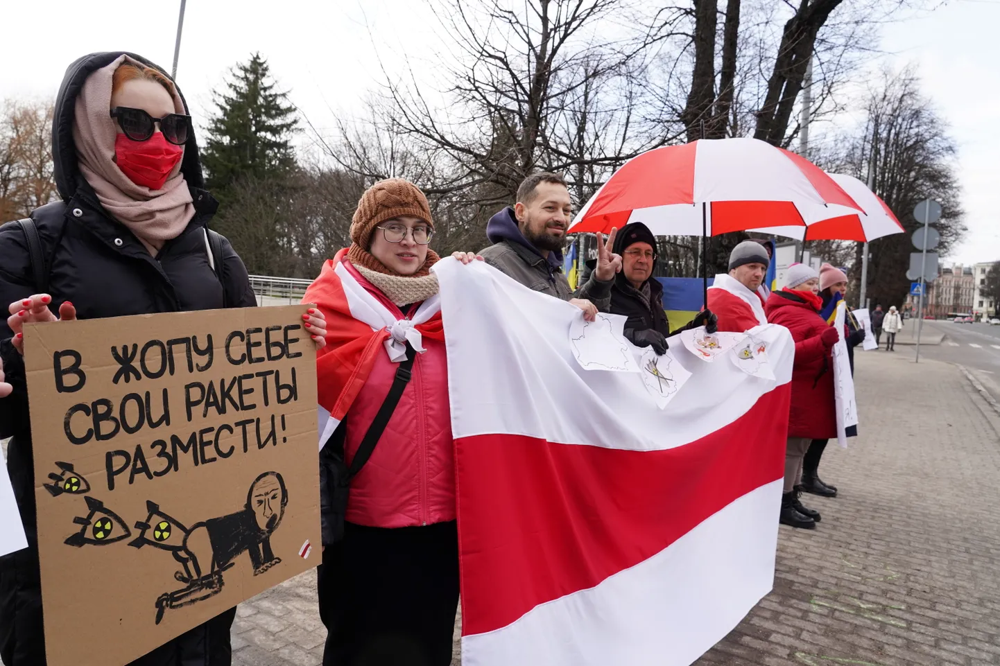 Inimesed protestimas Riias Venemaa saatkonna juures Moskva otsuse vastu paigutada Valgevenesse tuumarelvad.