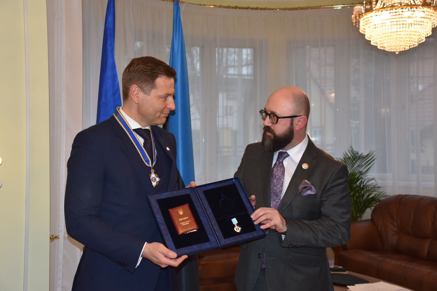 Орден Ханно Певкуру вручил посол Украины в Эстонии Максим Кононенко.