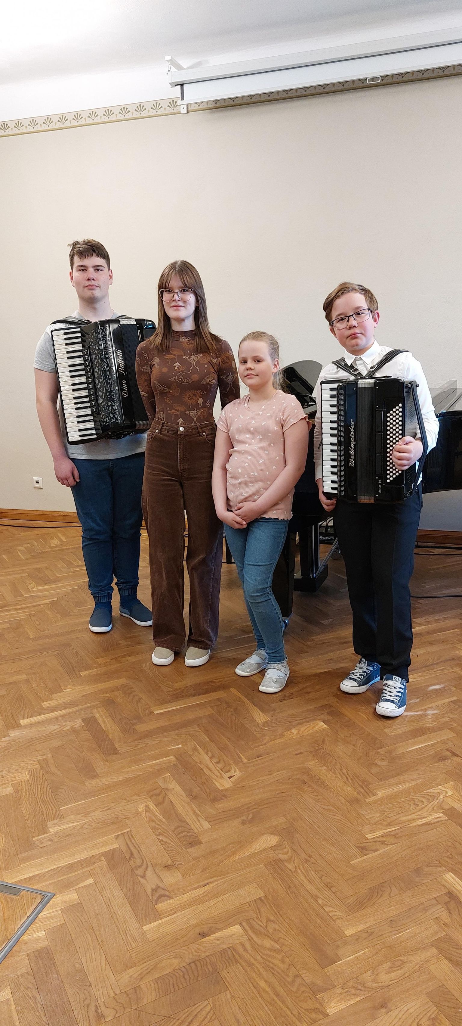 Noored akordionistid Georg Neimann (vasakult), Miriam Metsanurm, Kristina Piirsalu ja Steven Parmask
