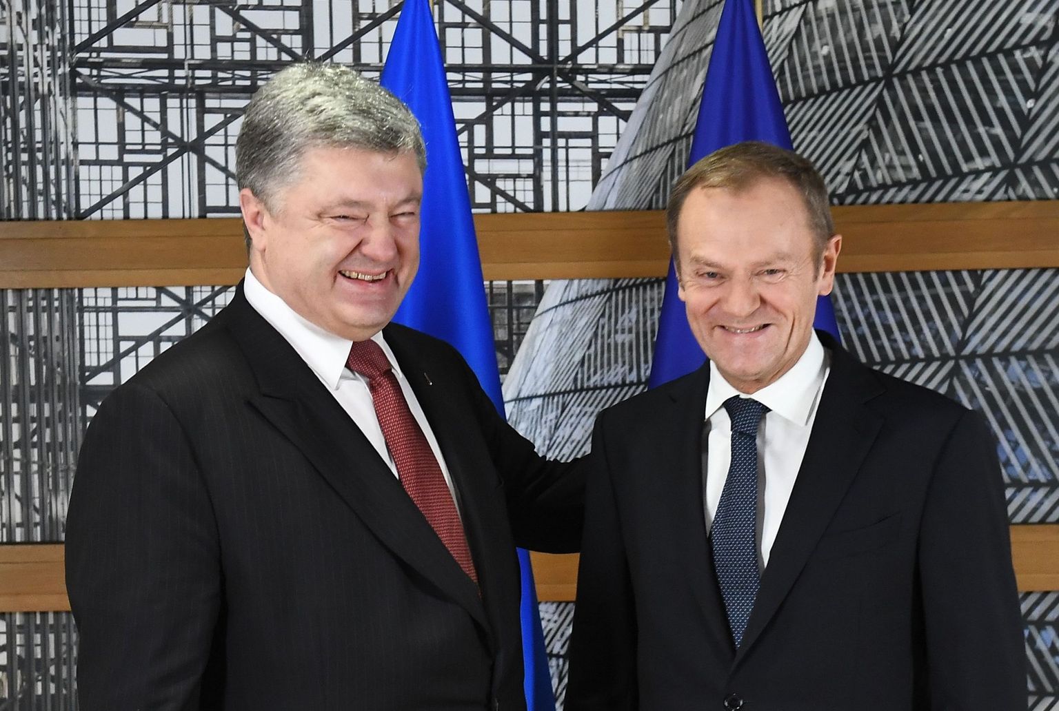 Kuigi väidetavalt on Ukraina liikmelisuse perspektiivi mittesaamise peale pahane, paistis president Petro Porošenko (vasakul) eilsel paraadpildil ELi liidunõukogu presidendi Donald Tuskiga päris rõõmus.