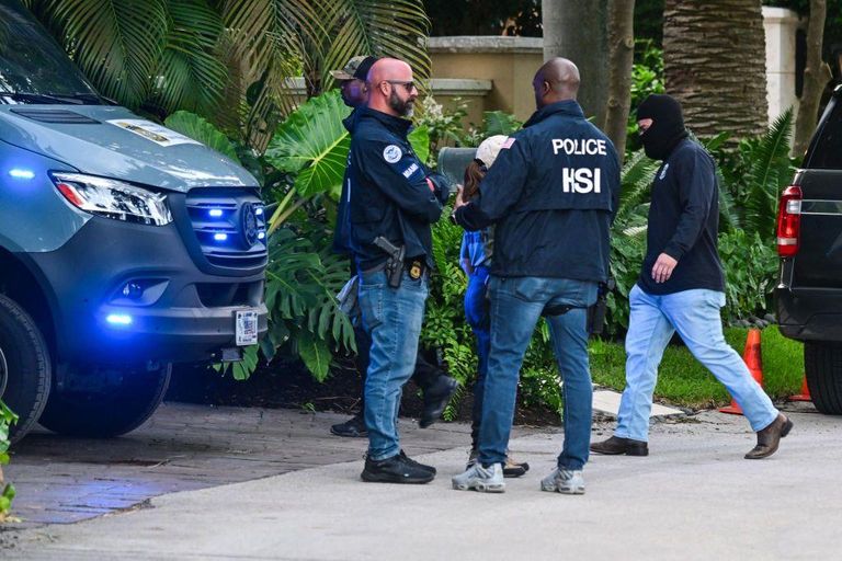 Следователи Министерства внутренней безопасности США проводят обыск в доме Комбса