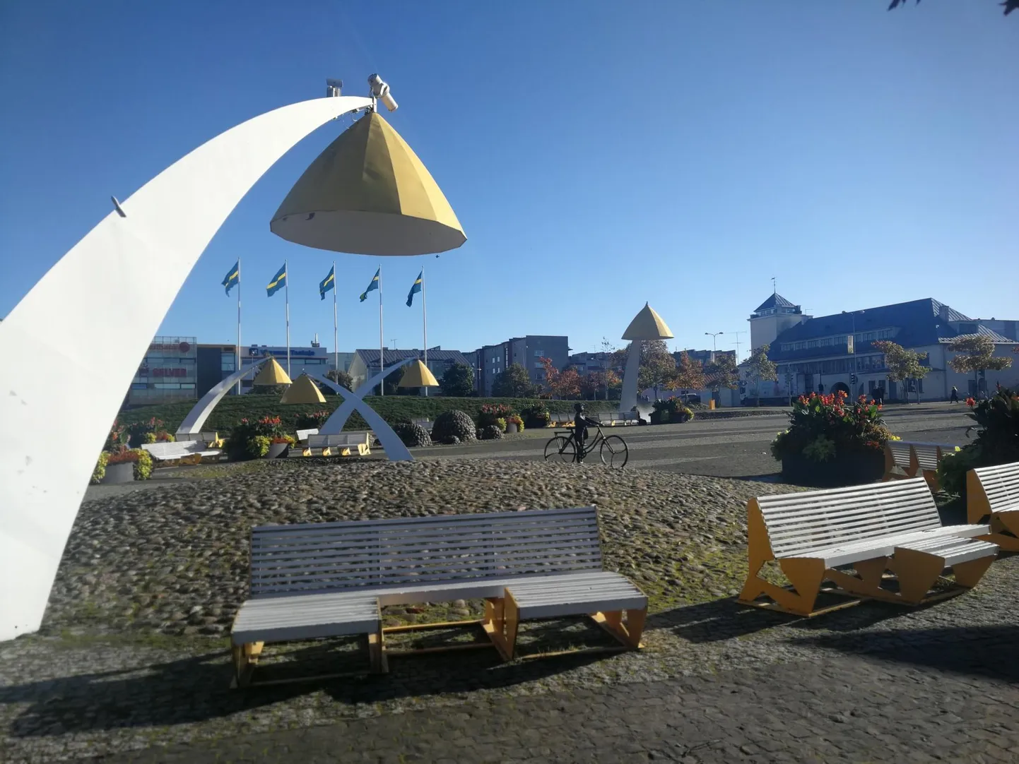 Rakvere peaväljakul seisab 2010. aastal avatud skulptuur „Noormees jalgrattaga muusikat kuulamas”.