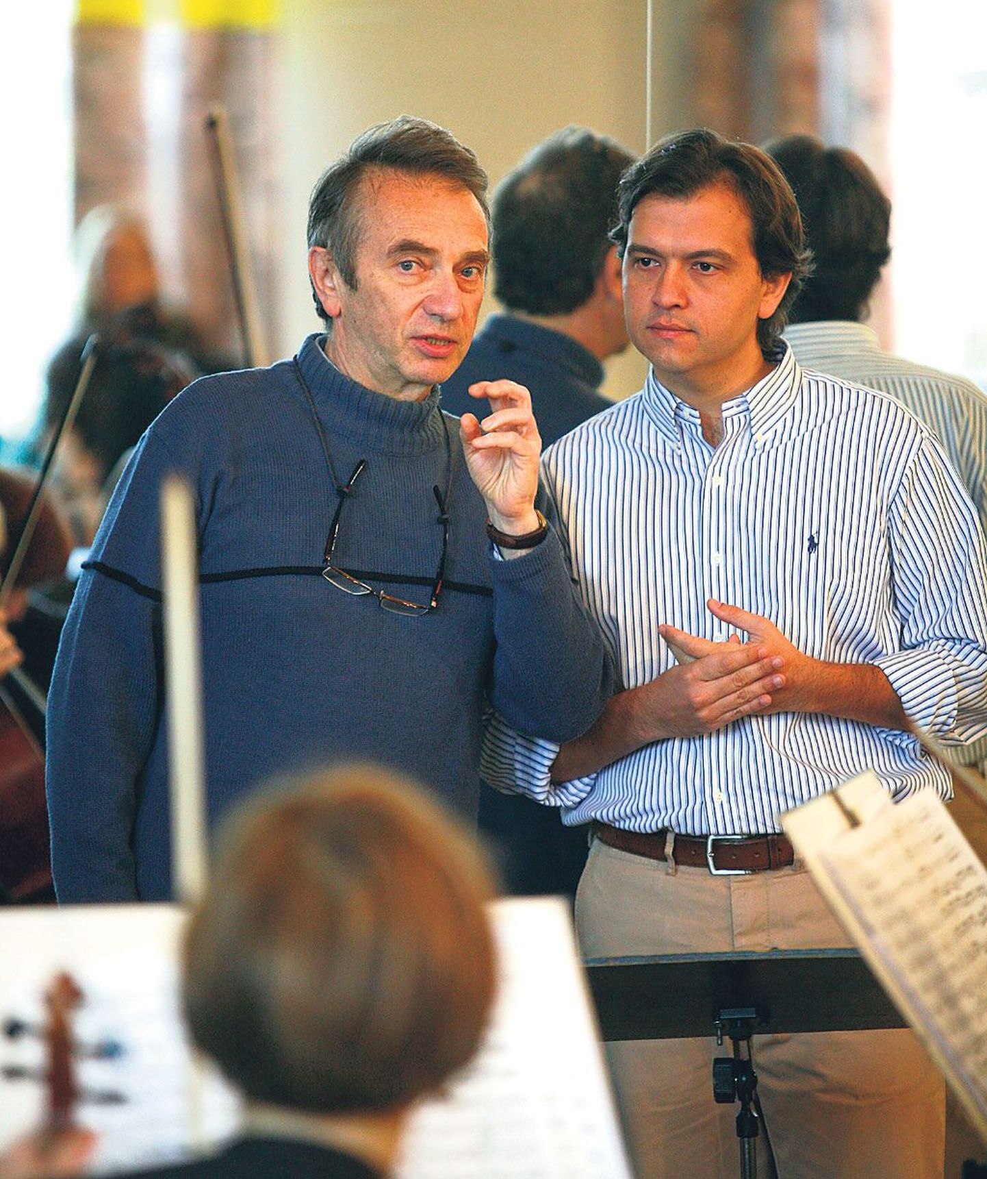 Leonid Grin (vasakul) jagab nõuandeid Pärnu linnaorkestrit juhatanud brasiillasele Leandro Carvalhole.