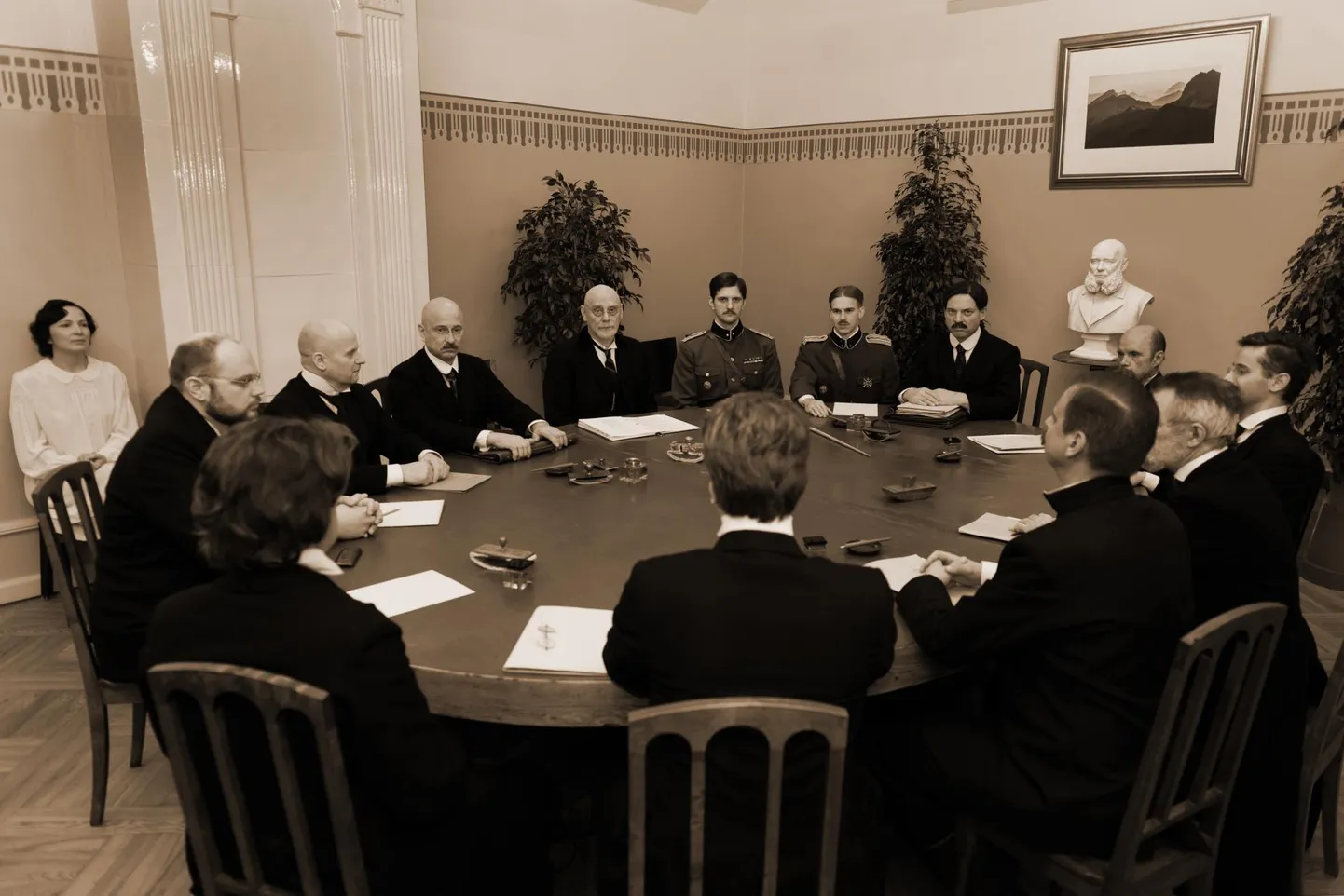 Linnamuuseumi virtuaalses lavastuses näeb Tartu rahulepingu läbirääkimisi pidavaid Eesti ja Vene delegatsiooni liikmeid.