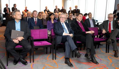 На учредительном собрании банка присутствовали и Эдгар Сависаар и глава Эстонской лютеранской церкви Урмас Вийльма. 