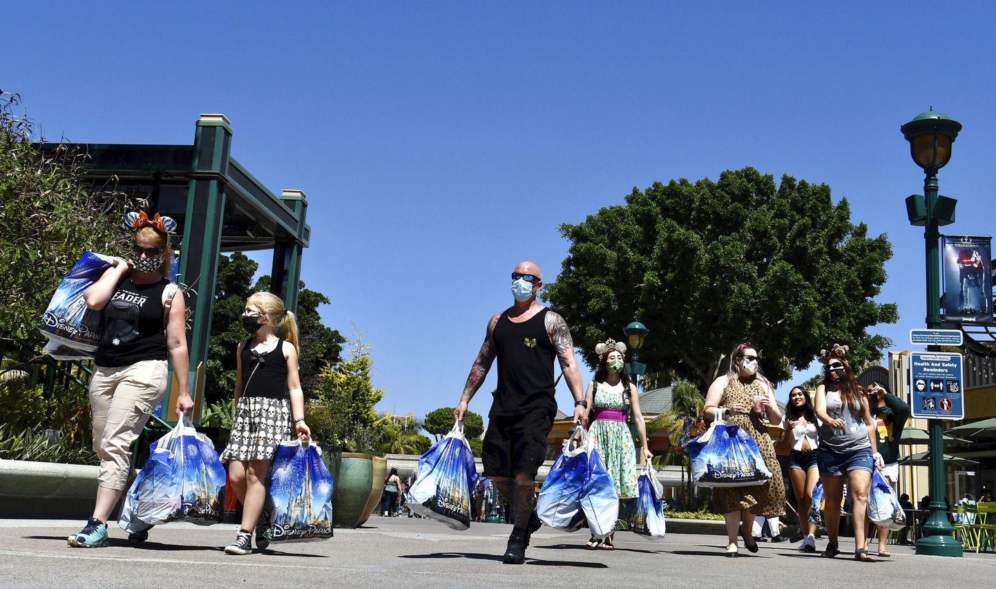 Külastajad Disneylandis pärast avamispäevahommikust ostlemist. Sarnaselt Californiale avati nädalavahetusel ka Florida teemapark.