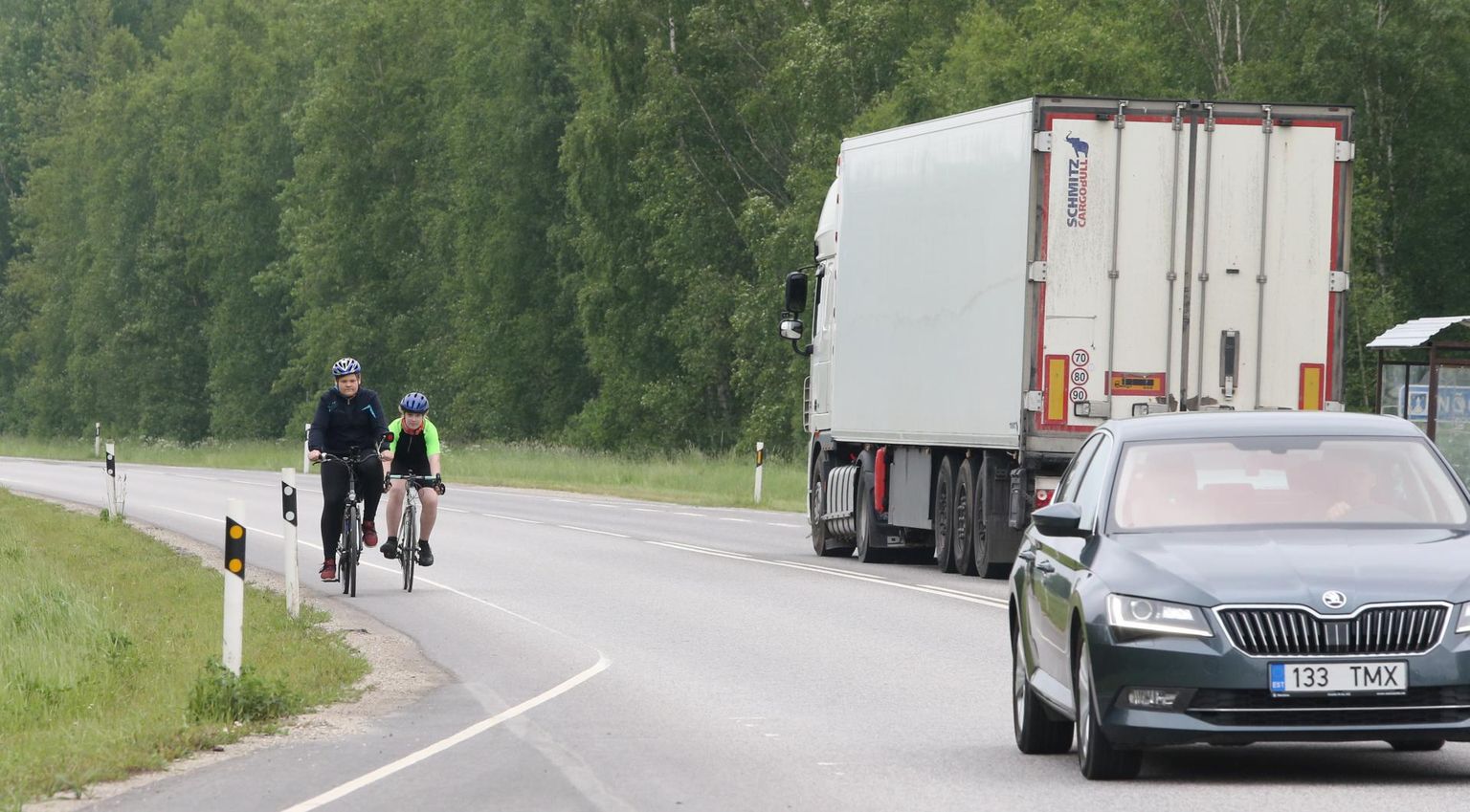 Nõo ja Külitse vahelisele teelõigule pole plaanis rajada kergliiklusteed, autode kõrval väntamine seab aga ratturite elu ohtu. Eelmise nädala keskel kohtas Tartu Postimees seal Rasmust ja Egertit (rohelises), kes olid võtnud nõuks läbida Tartu rattamaratoni virtuaalsõidu.