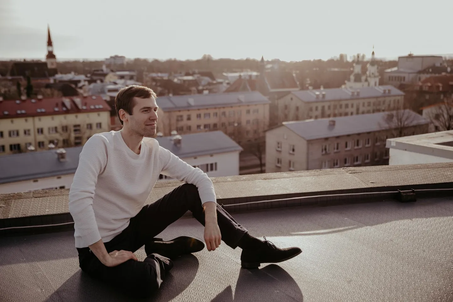 Henri Eessalule meeldib elada kesklinnas. Pärnu Keskuse katuselt saab pea ­kogu linnast hea ülevaate.