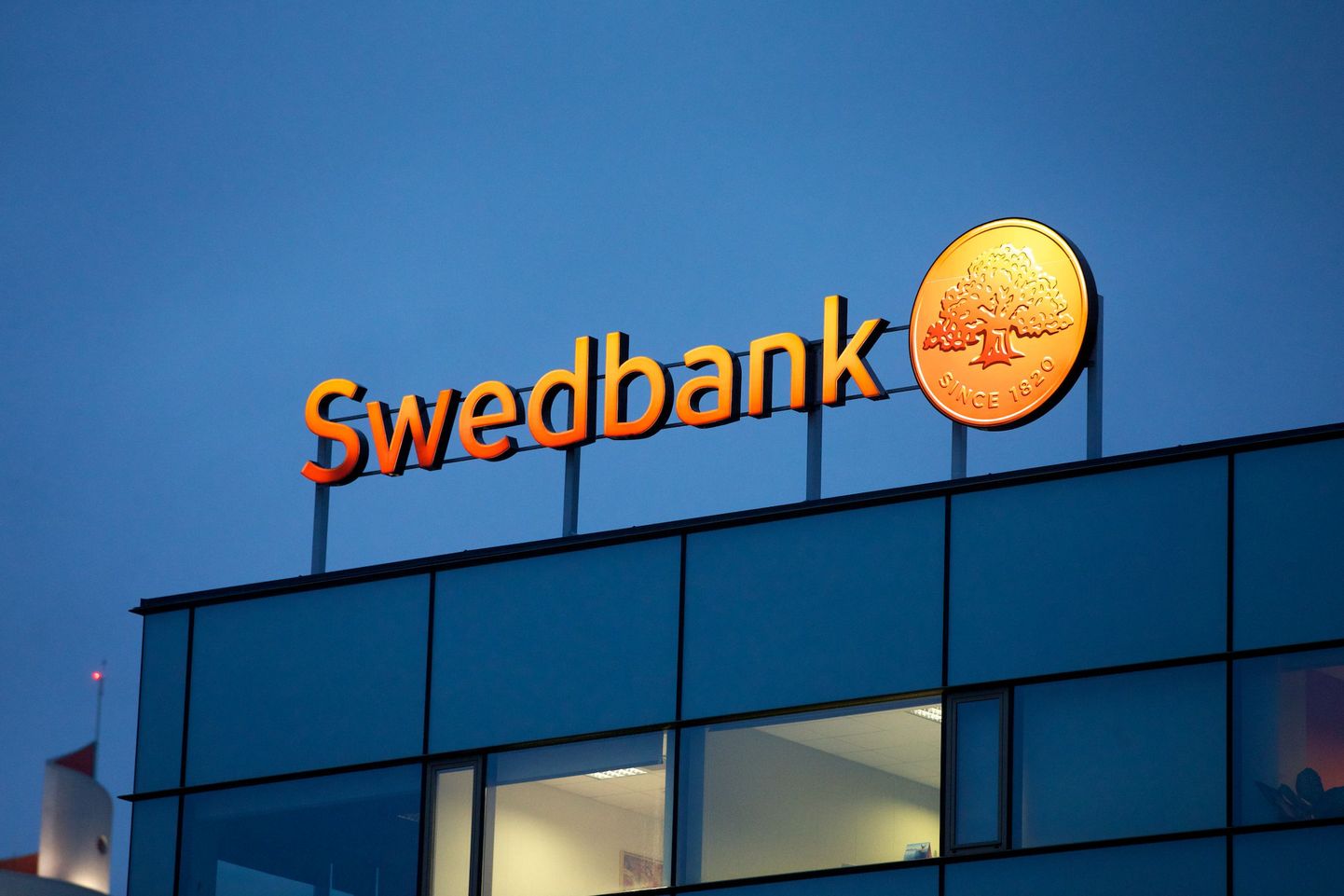 Swedbanki otsused pahandavad nii kliente kui kohalikke poliitikuid.
