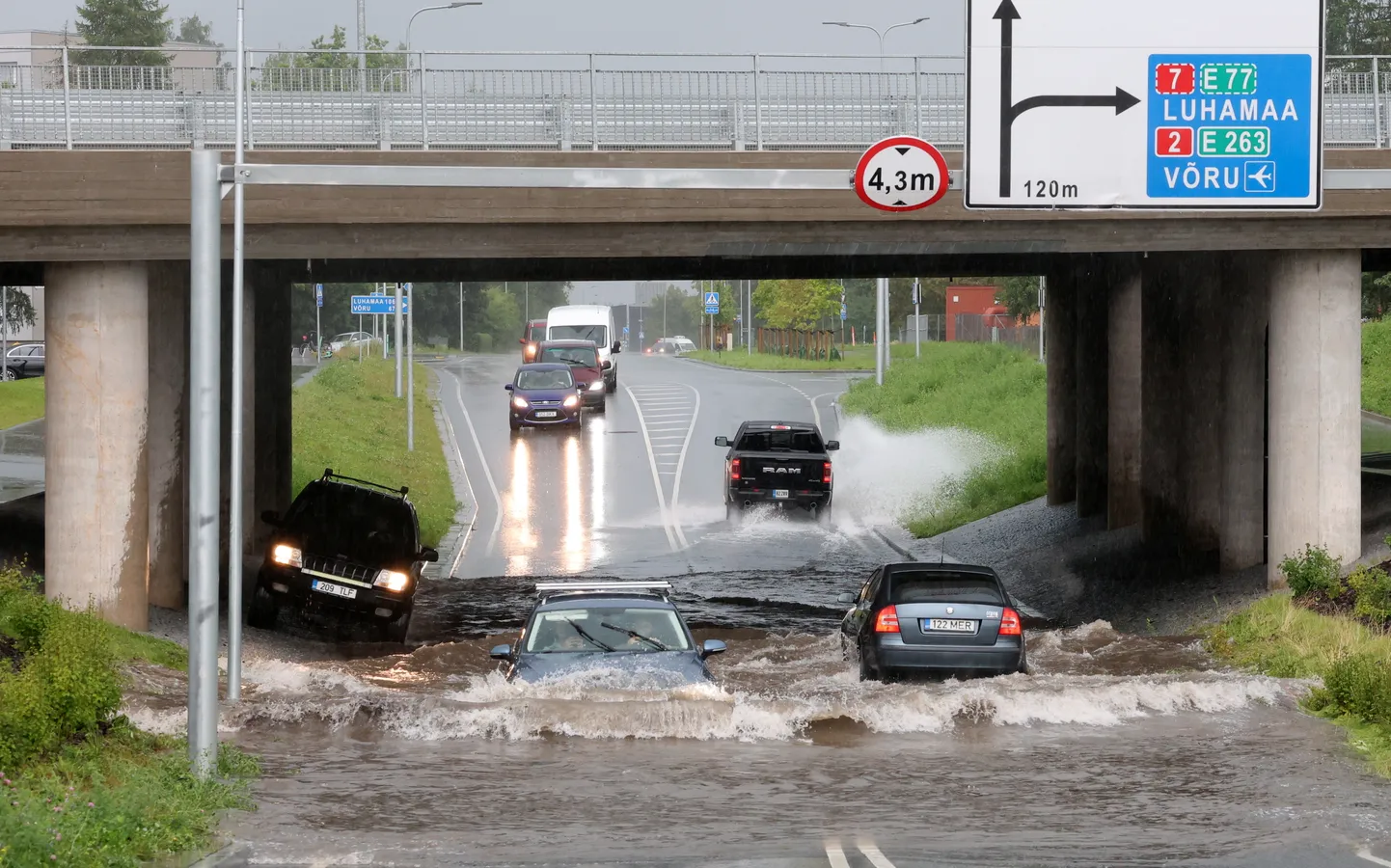 Paduvihm ujutas augustis korduvalt Tartu tänavaid sedavõrd, et liiklus oli tõsiselt häiritud.