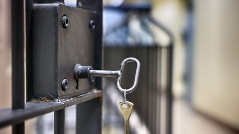 Двух мужчин за перевозку мигрантов приговорили к нескольким годам тюрьмы