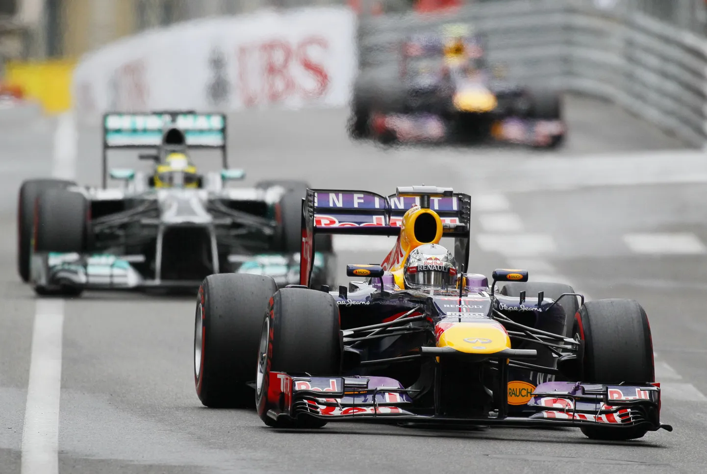 Sebastian Vettel (esiplaanil) ja Nico Rosberg Monaco tänavarajal.