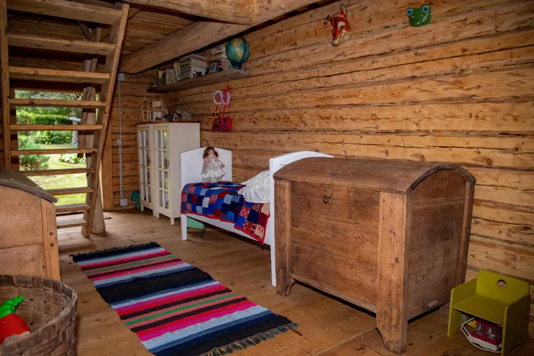 В летних комнатах, оборудованных в бывших сараях, экспонируется много красивой деревенской мебели и утвари. 