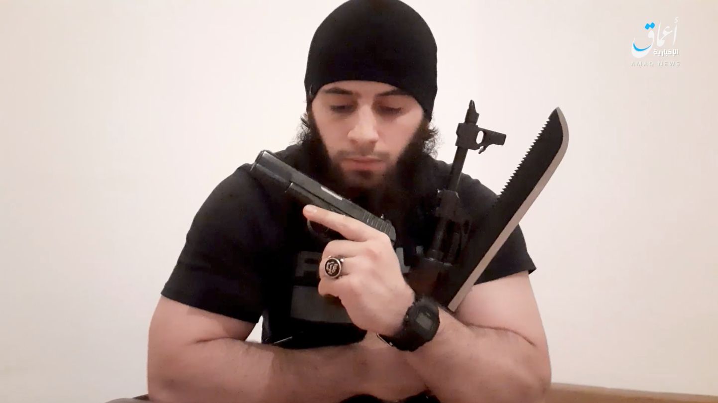 Eraldi avalduses, millele oli lisatud foto relvastatud ründajast, kirjutas IS-i propagandakanal «Islamiriigi võitleja relvastatud rünnakust Viinis».
