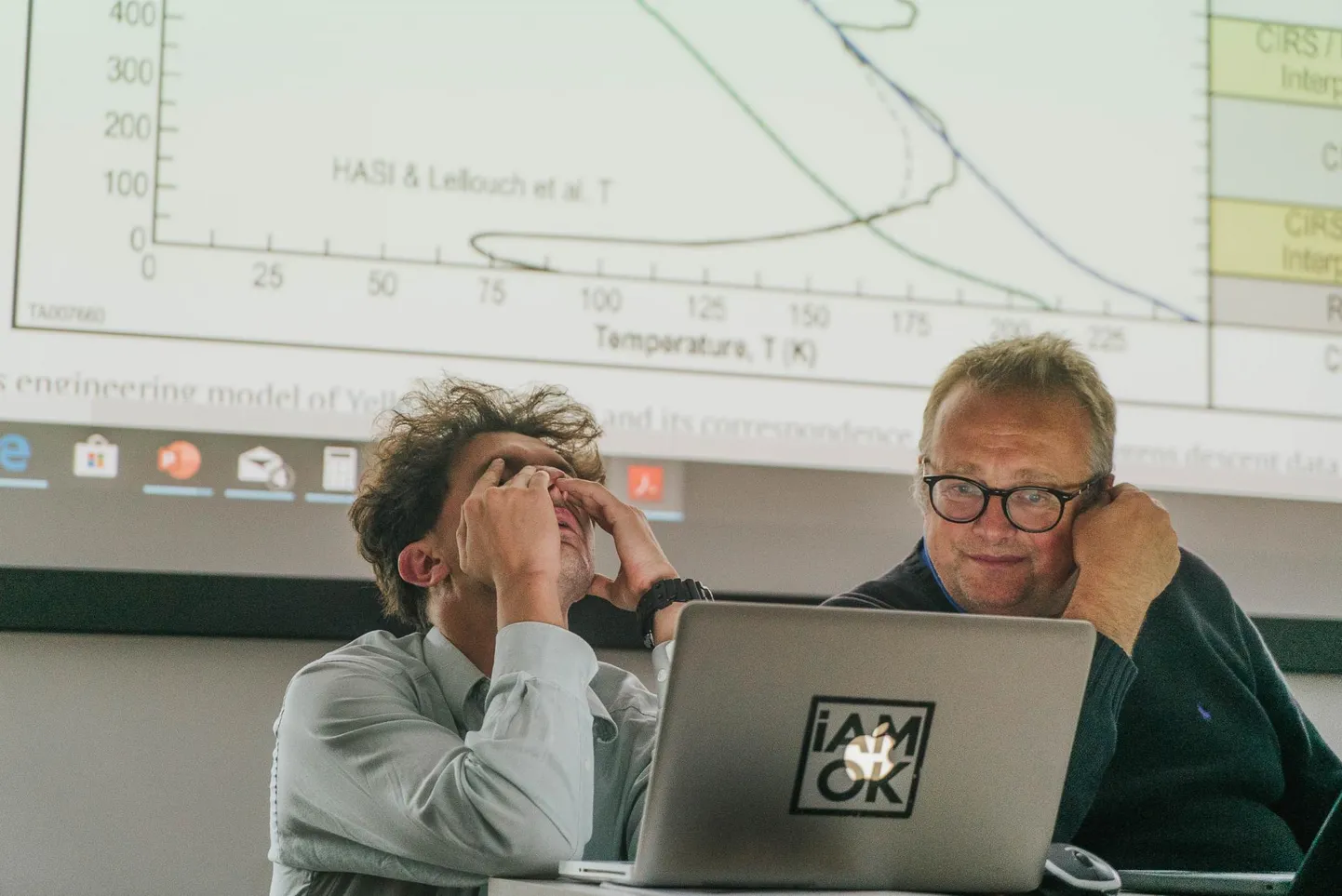 Noorteadlane Iaroslav Iakubivskyi (vasakul) ja suvekooli peakorraldaja Wolf Geppert töötavad läbi artiklit Cassini-Huygensi missioonist, et kavandada Titaani atmosfääri sisenemist.