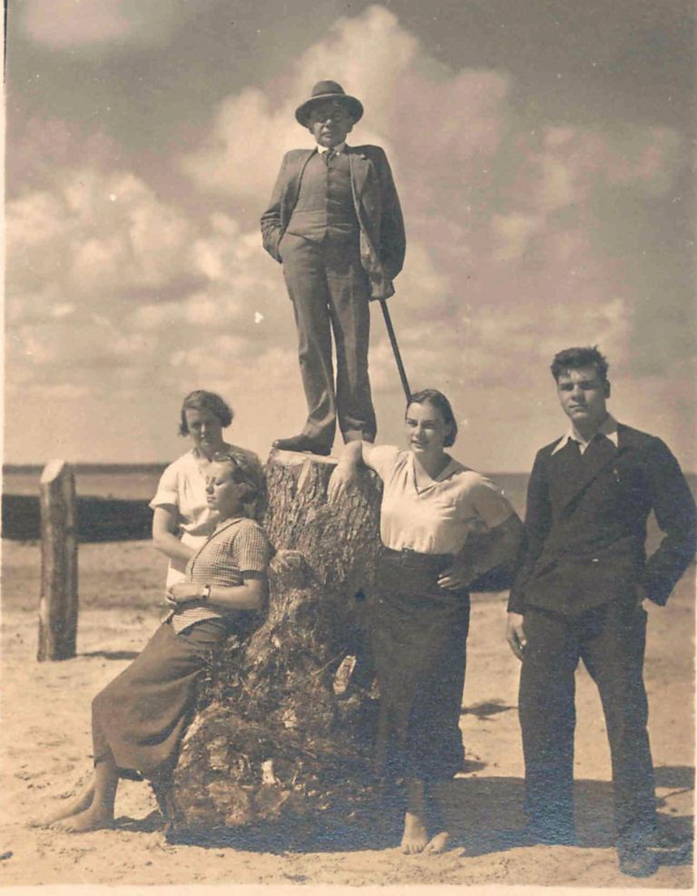 Дочь Георга Хайтманна (сам он стоит на камне) Ирина со своими одноклассниками на берегу в Луйдья на Хийумаа, 1935 год.