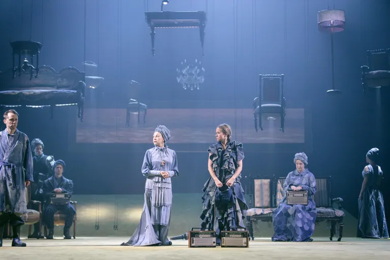Mineviku varjud ja mõtted annavad Ivar Põllu «Tunde-märkidele» tooni, foto keskel Piret Kalda, Evelin Võigemast, servas seisab Argo Aadli, taamal Epp Eespäev, Sandra Uusberg, Kaspar Velberg, Andero Ermel ja Alo Kõrve.