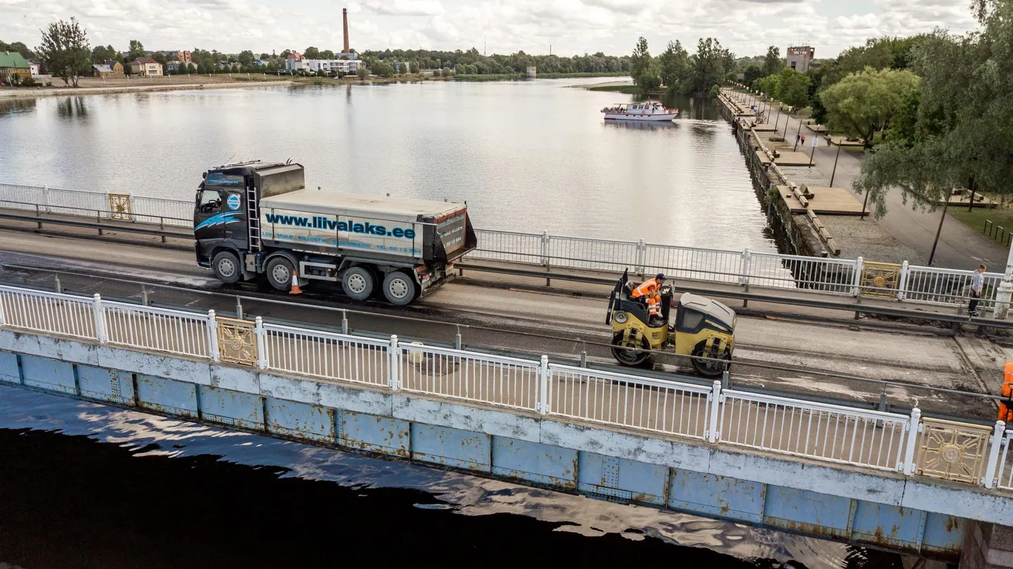 Kahjustused Kesklinna sillakonstruktsioonidel on juba silmnähtavad. Täpsemad uuringud peavad selgitama, kui sügavale on roosterägalik tunginud.