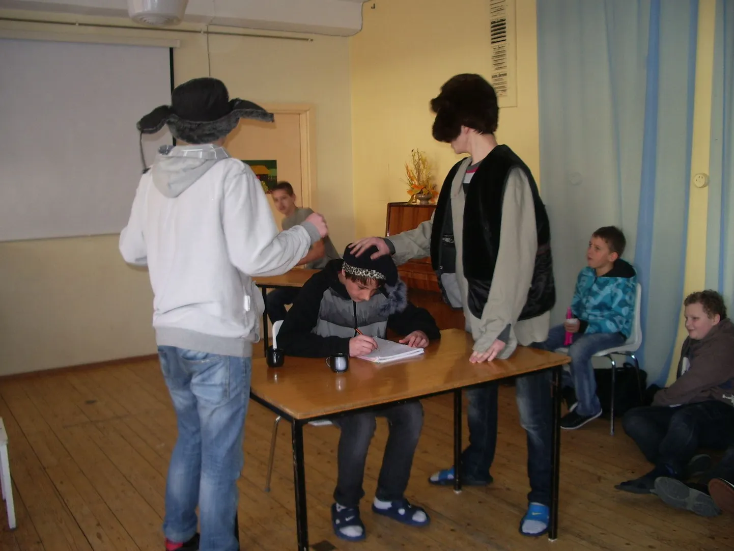 Teatrikuu Raeküla koolis.
