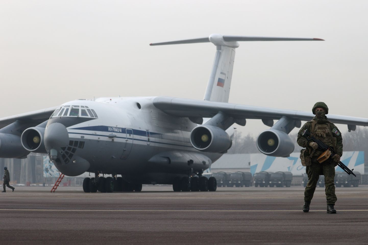 Vene sõdur ja transpordilennuk Il-76 Almatõ lennuväljal.