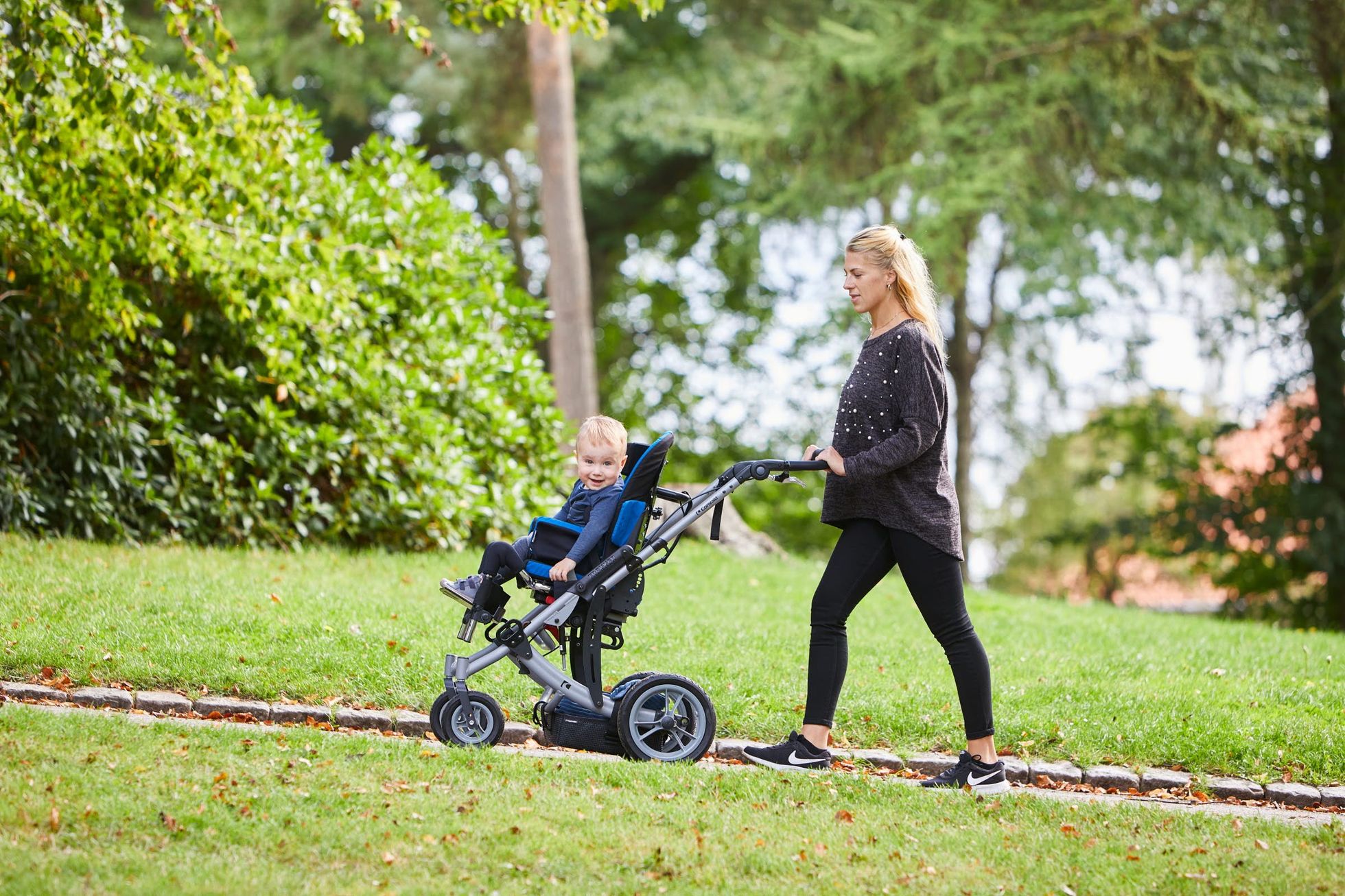 Kui laps ei kõnni ise üldse ja tema keha vajab rohkem toetamist, siis on heaks liikumisvahendiks kergkäru.