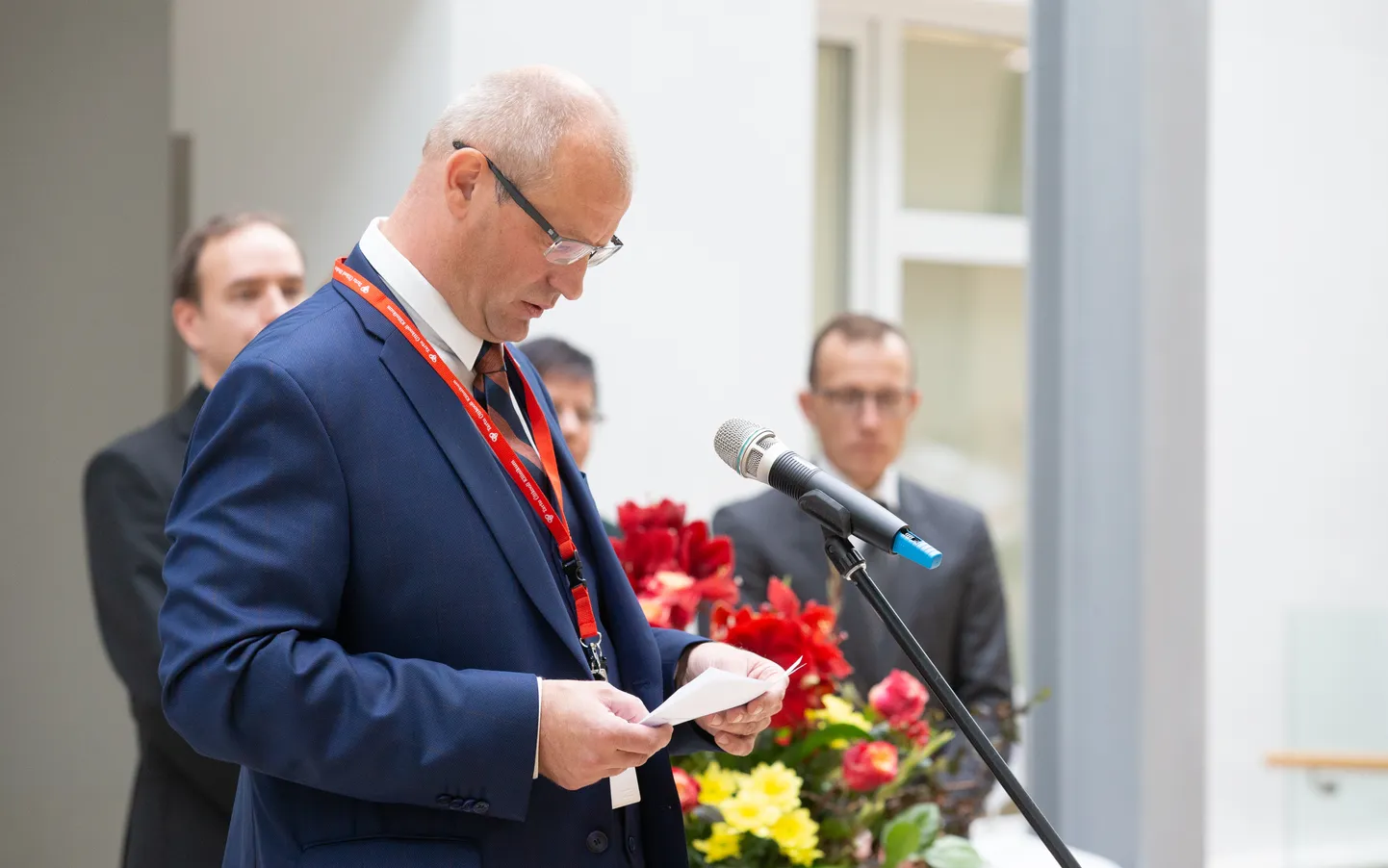 Üks varjatud karisid Kliinikumi juhi Priit Eelmäe vastaste silmis on arvatavasti ka see, et Priit Eelmäe ei ole erialalt arst. Tal on teadusmagistrikraad füsioteraapia valdkonnas.