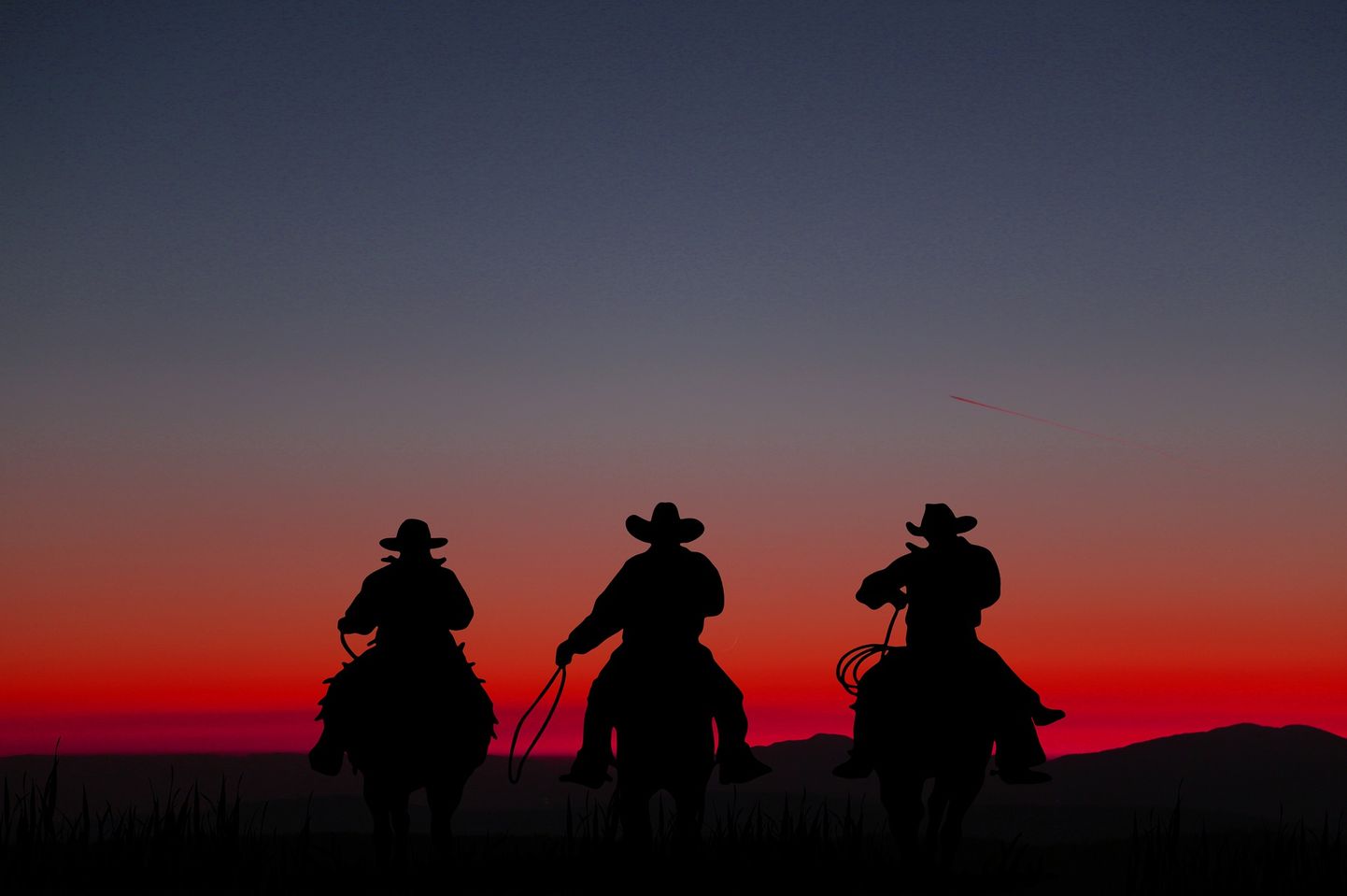 Paljude ameeriklaste jaoks on taas käes sadulasse-ja-seiklusele-vastu-päevad. Pildil kolm kauboid loojuva päikese poole ratsutamas.