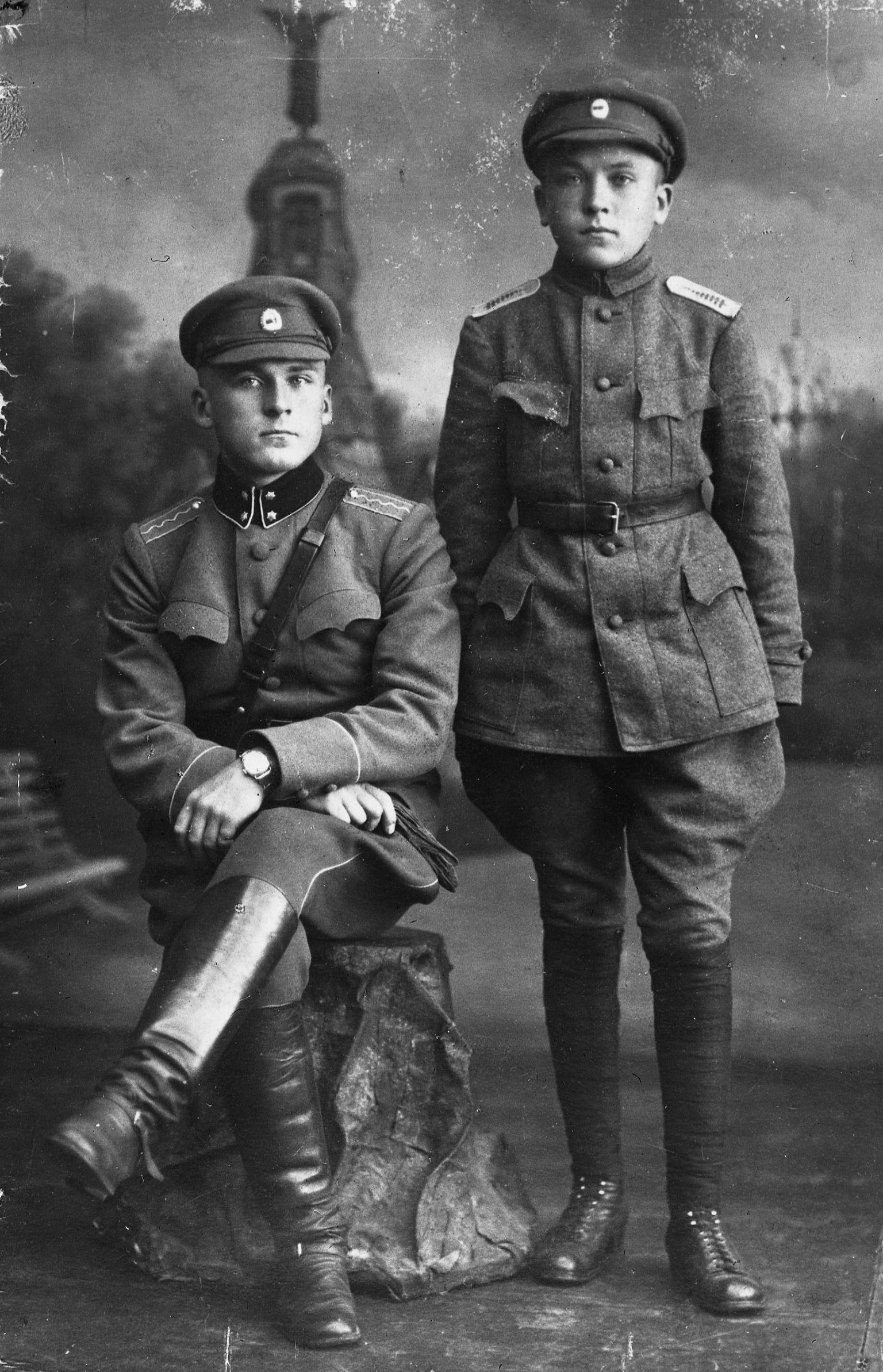 Tallinna õppurite pataljoni ülem Ernst Leithammel koos vennaga.