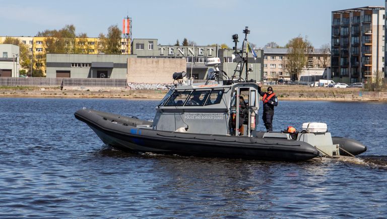 Politsei- ja piirivalveameti kaater Pärnu jõel.