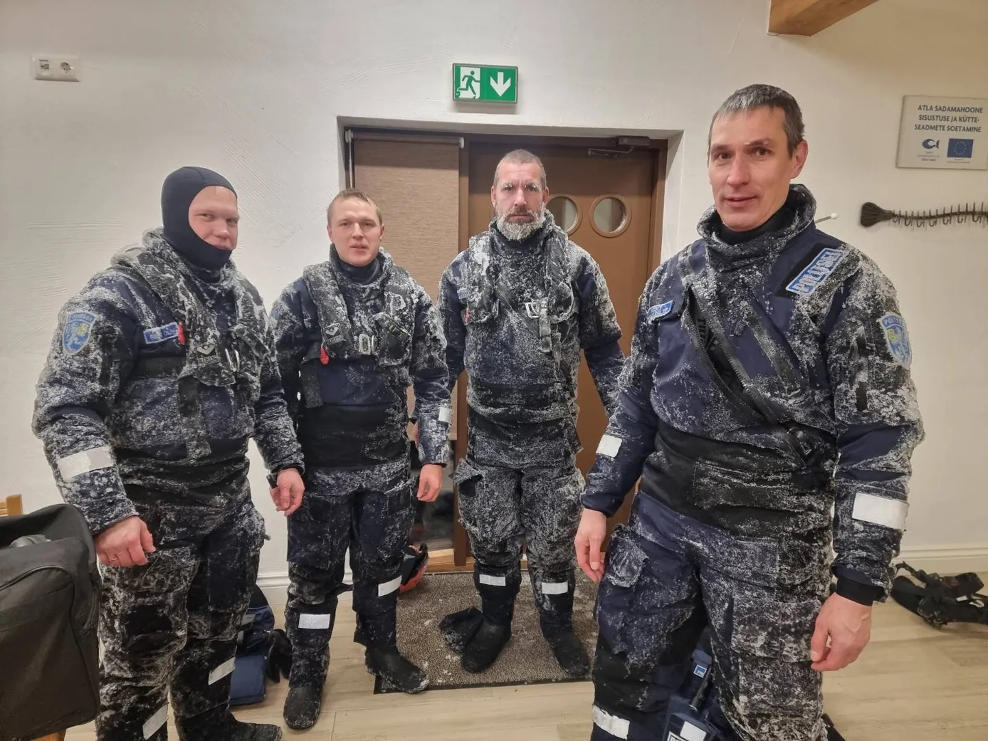 Kuressaare politseijaoskonna merepäästjad pärast hätta sattunute päästmist.