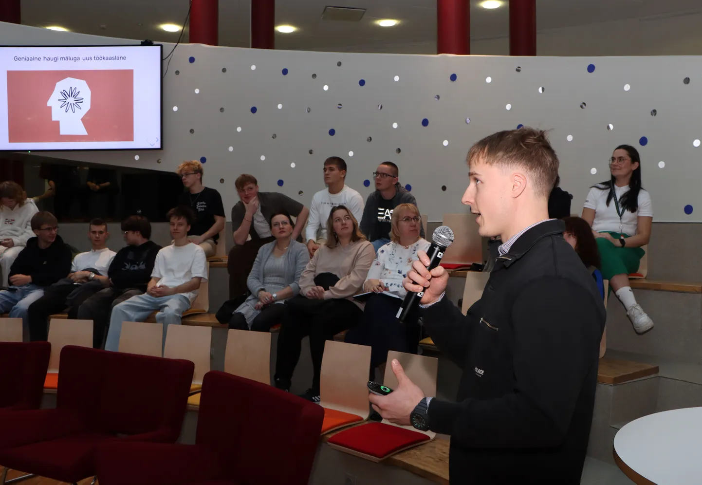 "Прошу познакомиться со своим новым коллегой, обладающим памятью, как у щуки", - рассказал Сёрен Прууль в своем докладе о лучших приемах задавания вопросов AI.