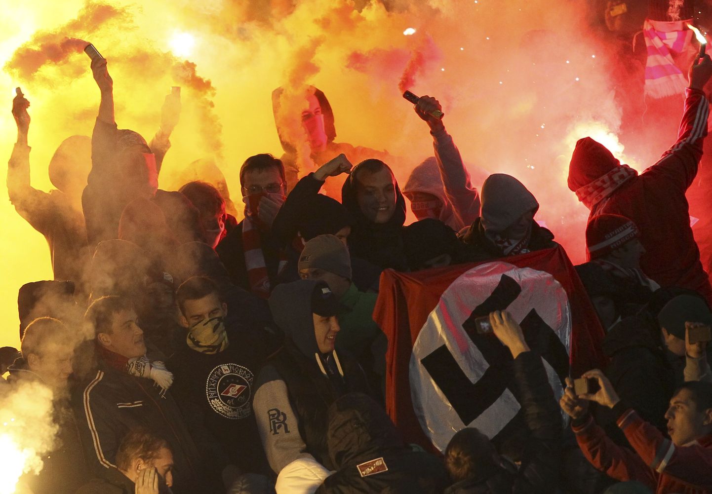 Флаг со свастикой в толпе фанатов "Спартака" на матче в Ярославле.