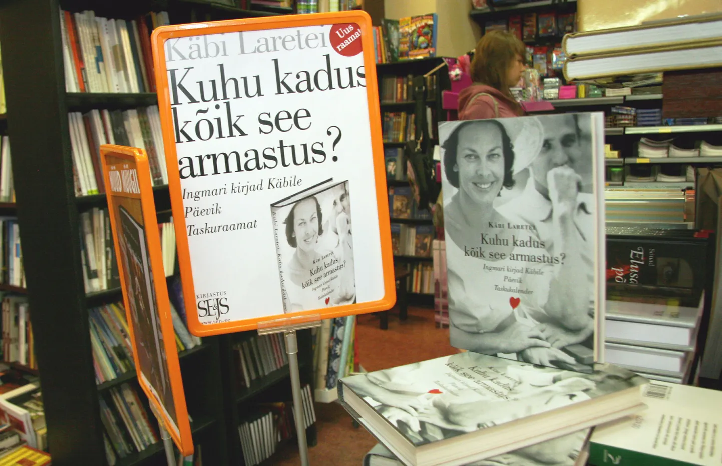 Käbi Laretei raamat «Kuhu kadus kõik see armastus?» poeletil.