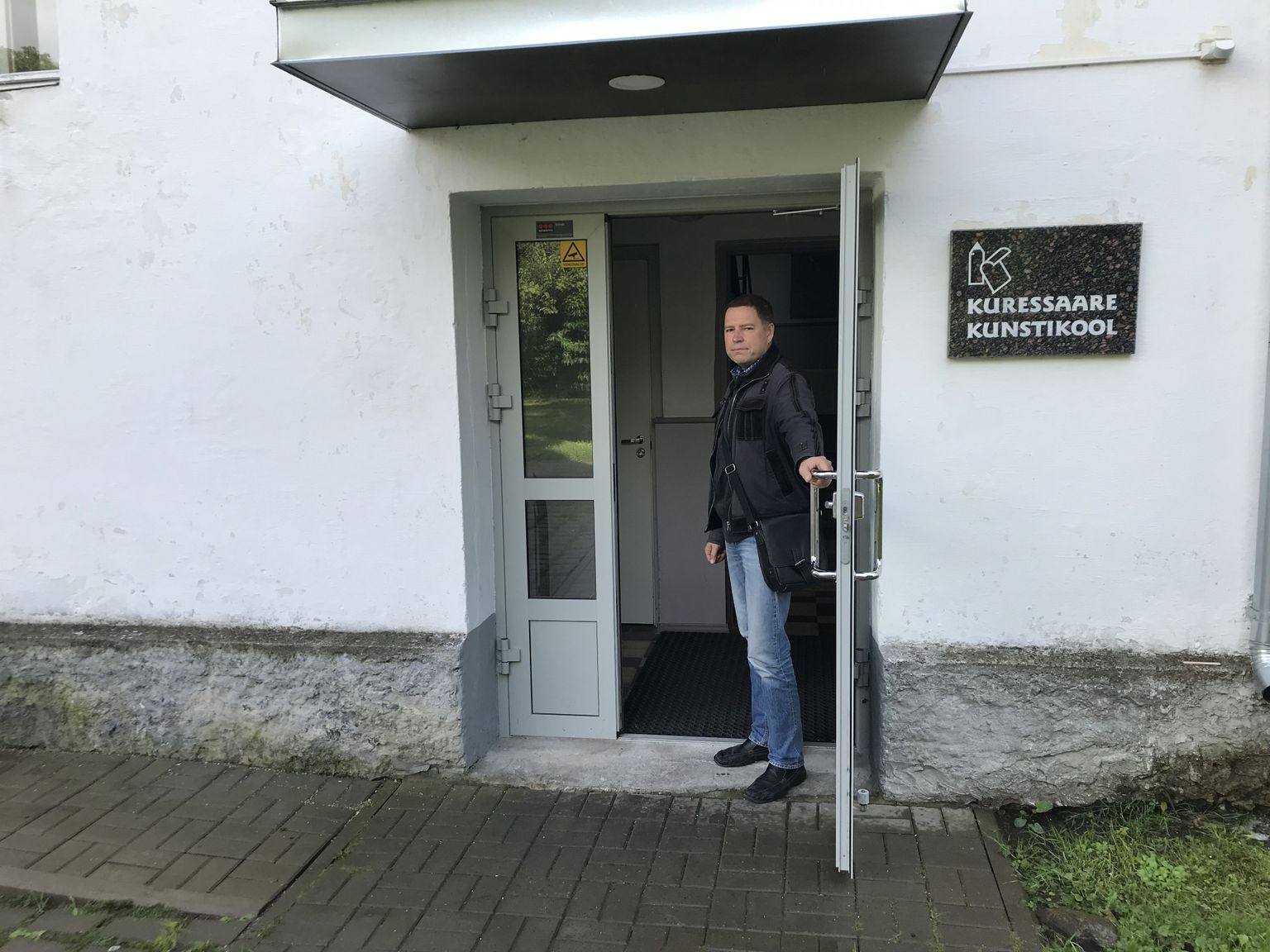 ARGO MILLER seisab Kuressaare kunstikooli uksel, kus juba mitu aastat tagasi soovitati ventilatsiooni põhjalikku uuendamist. Valla investeeringukavas on see töö märgitud 2024. aastasse.
