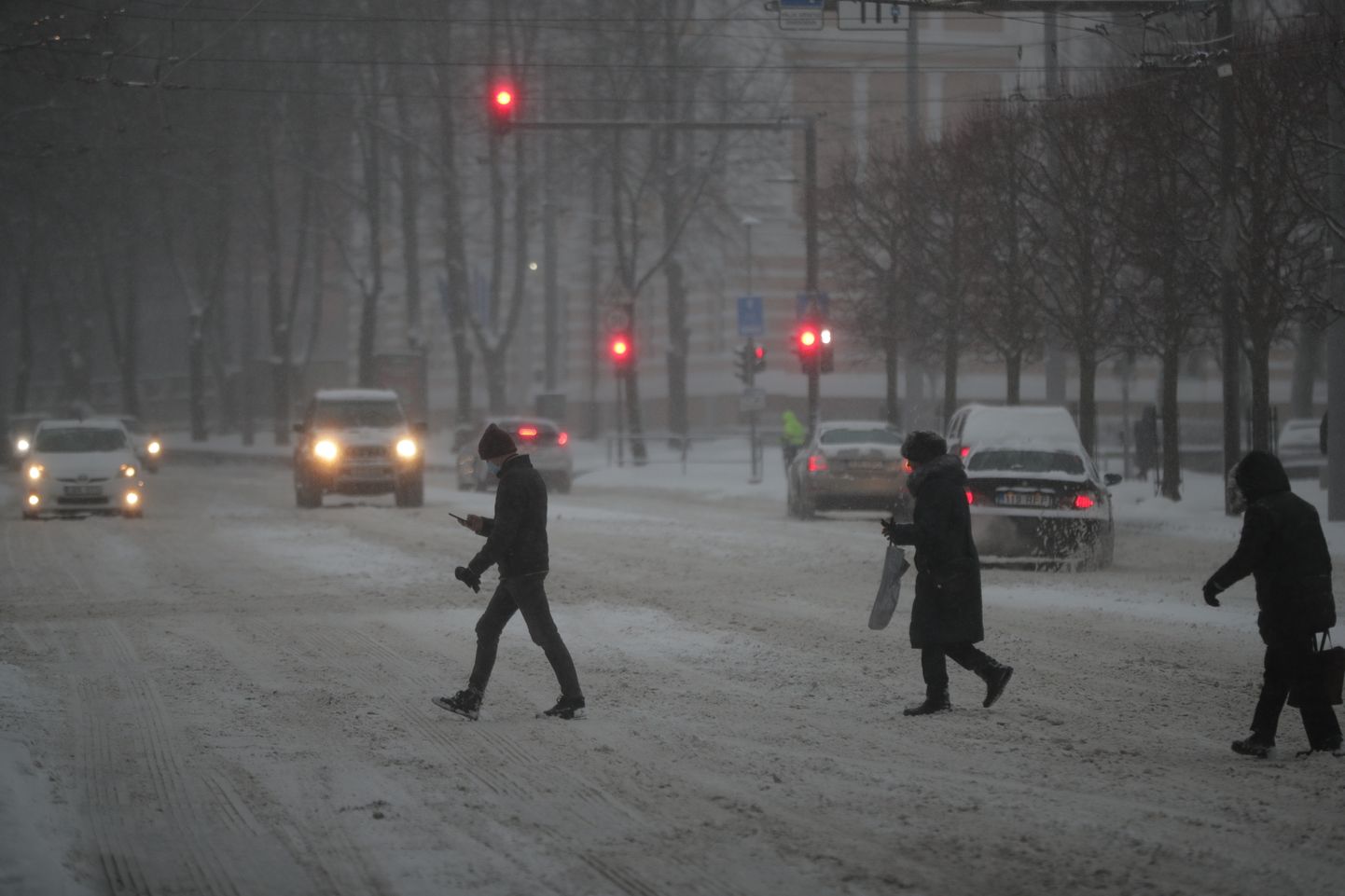 Tallinnas segab liiklust paks lumi.
