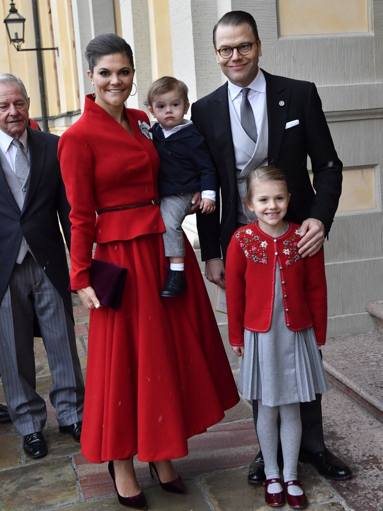 Rootsi kroonprintsess Victoria hoiab süles prints Oscarit, seisavad prints Daniel ja printsess Estelle.