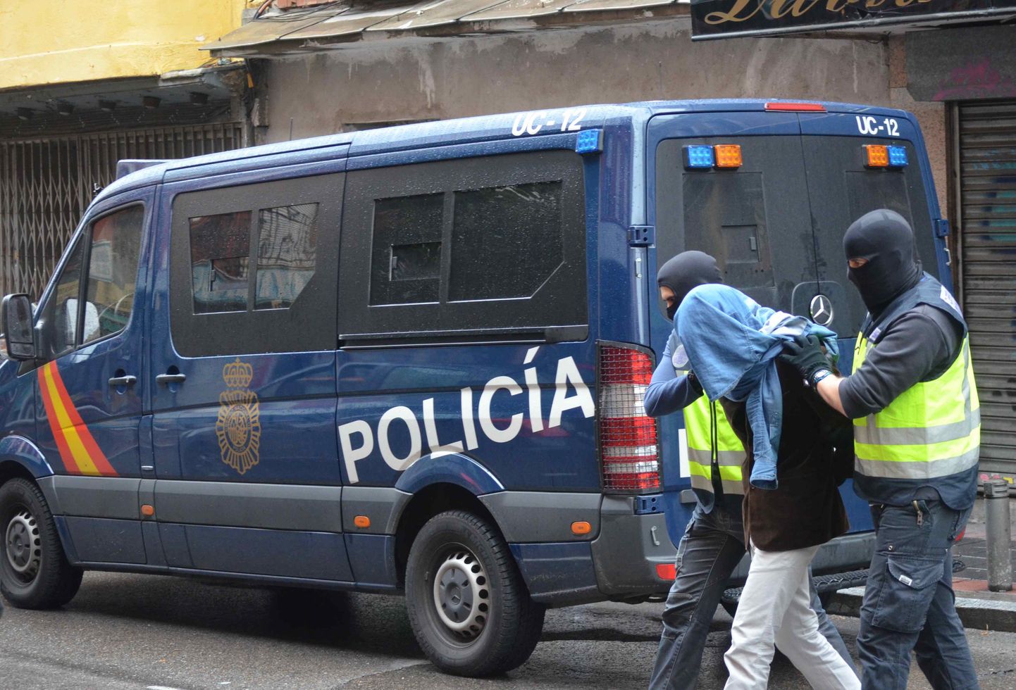 Hispaania politseinikud transportimas kahtlusalust. Pilt pole loos kirjeldatud juhtumiga seotud.
