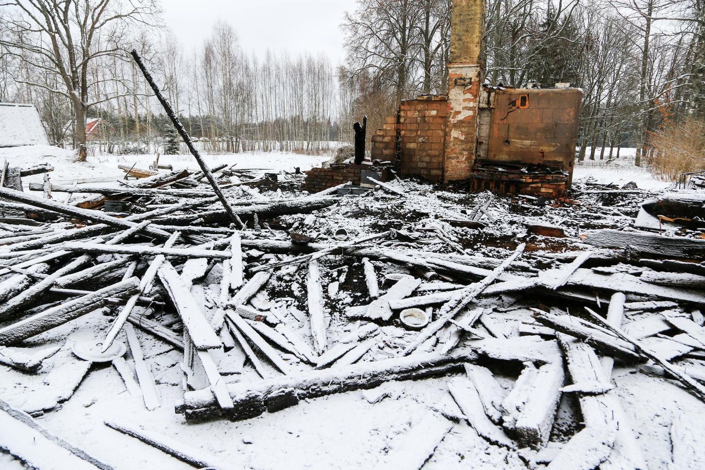 Põlenud maja Võrumaal Kannu külas, mille juures kahtlustatav kinni peeti.