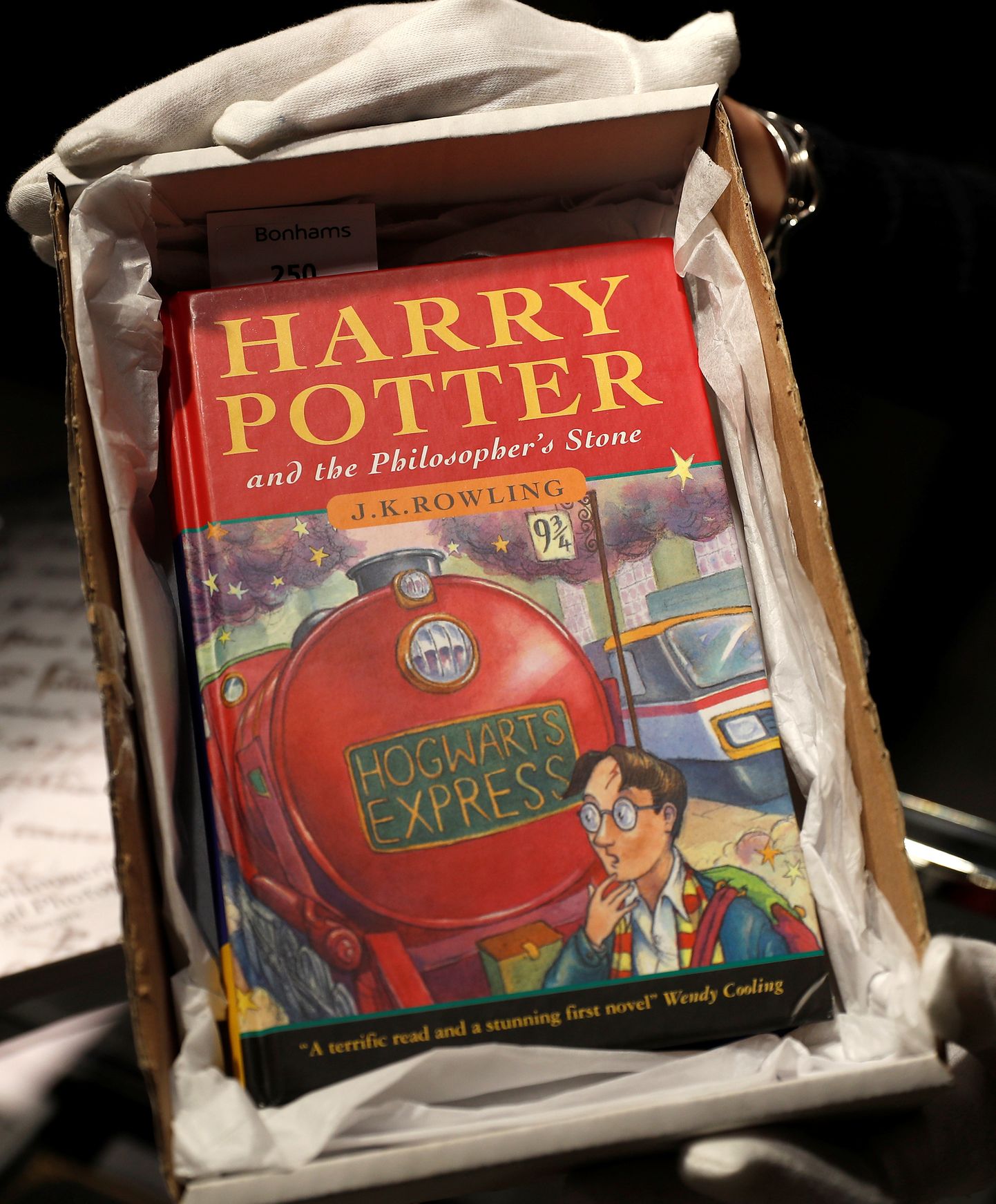 Grāmata "Harijs Poters un Filozofu akmens" izdevums angļu valodā.