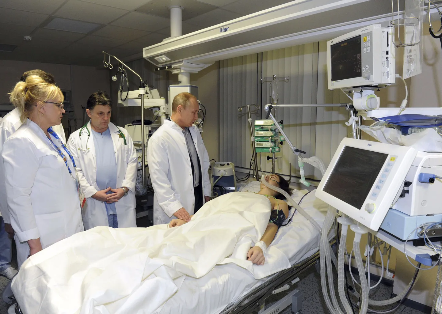 Maria Komissarova pärast kukkumist haiglas, kus teda külastas Venemaa president Vladimir Putin.