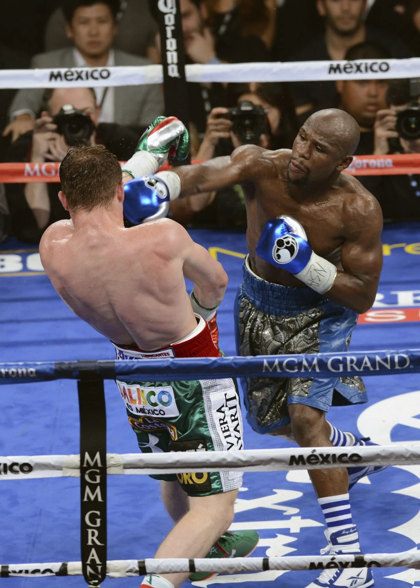 Floyd Mayweather Jr. (paremal) alistas Canelo Alvarezi.