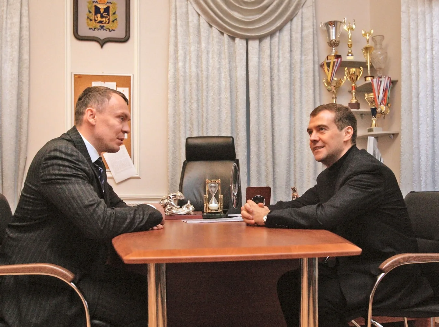 Pihkva oblasti kuberner Mihhail Kuznetsov (vasakul) koos Dmitri Medvedeviga, kes sel pildil on asepeaminister.