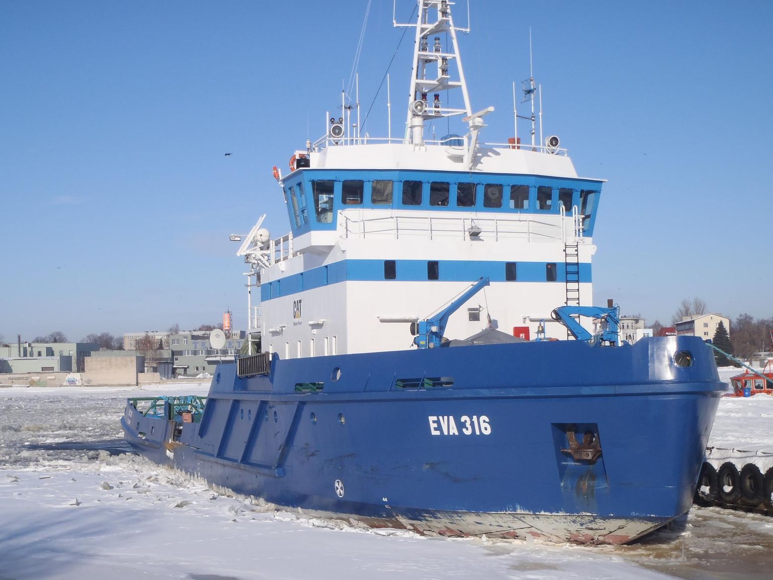 Riigilaevastikku üle antav transpordiameti mitmeotstarbeline töölaev EVA 316 on tegutsenud Pärnu lahel ka jäämurdjana.