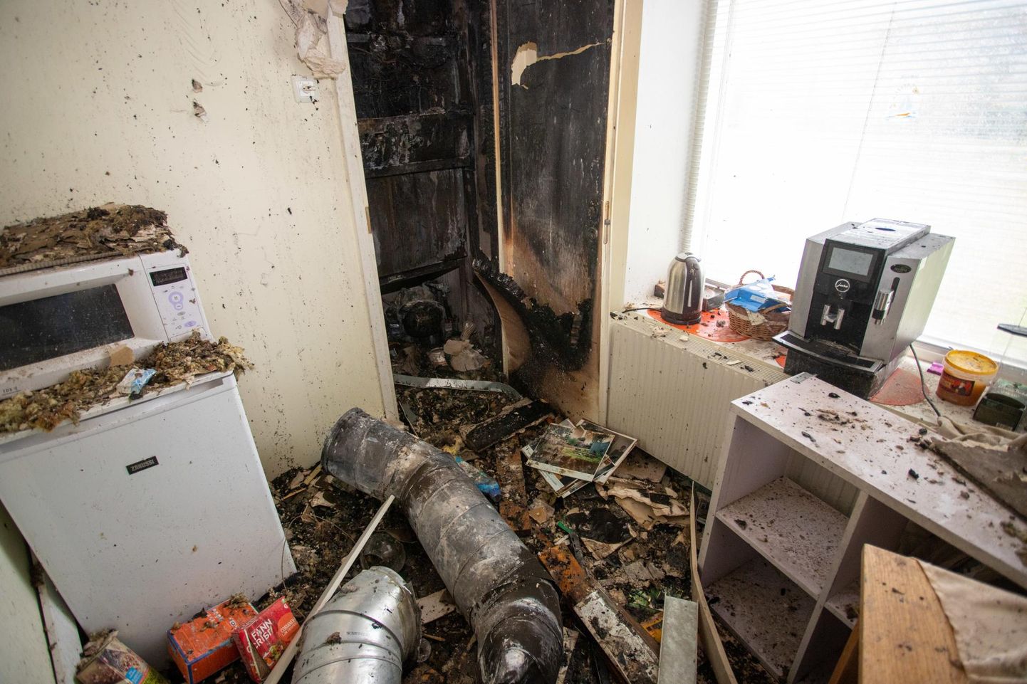 Tulekahju pääses valla ventilatsioonišahtist, mis paistab avatud uksest. Esiplaanil on kõige enam viga saanud ruum, köök.