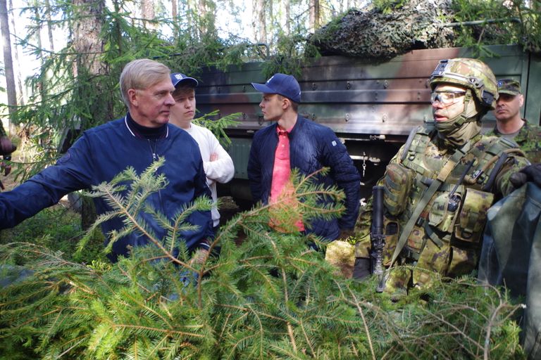 Kaitseminister Kalle Laanetile tutvustati õppusel metsa peitunud kahuriväge.