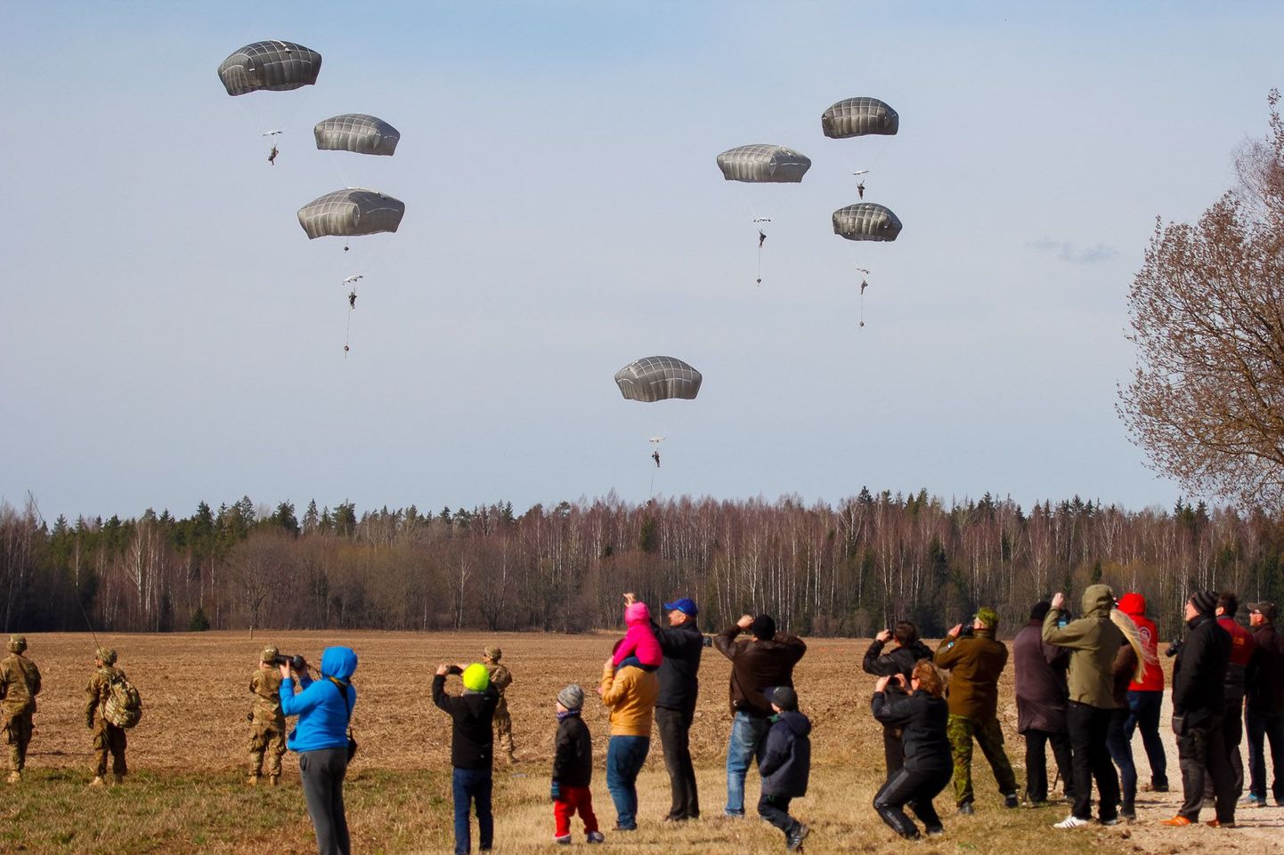 Eestis viibivad USA 173. õhudessantbrigaadi kaitseväelased sooritasid eile Valgamaal Helme vallas Kalme külas arvukate uudistajate silme all oma esimesed langevarjuhüpped Eestis.