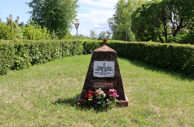 В Сиргала мы обнаружили также один до сих пор сохранившийся красный памятник - вокруг него трава выкошена, стоят искусственные цветы. Местные говорят, что тут был когда-то захоронен также один военный, останки которого родственники увезли отсюда более 20 лет назад.