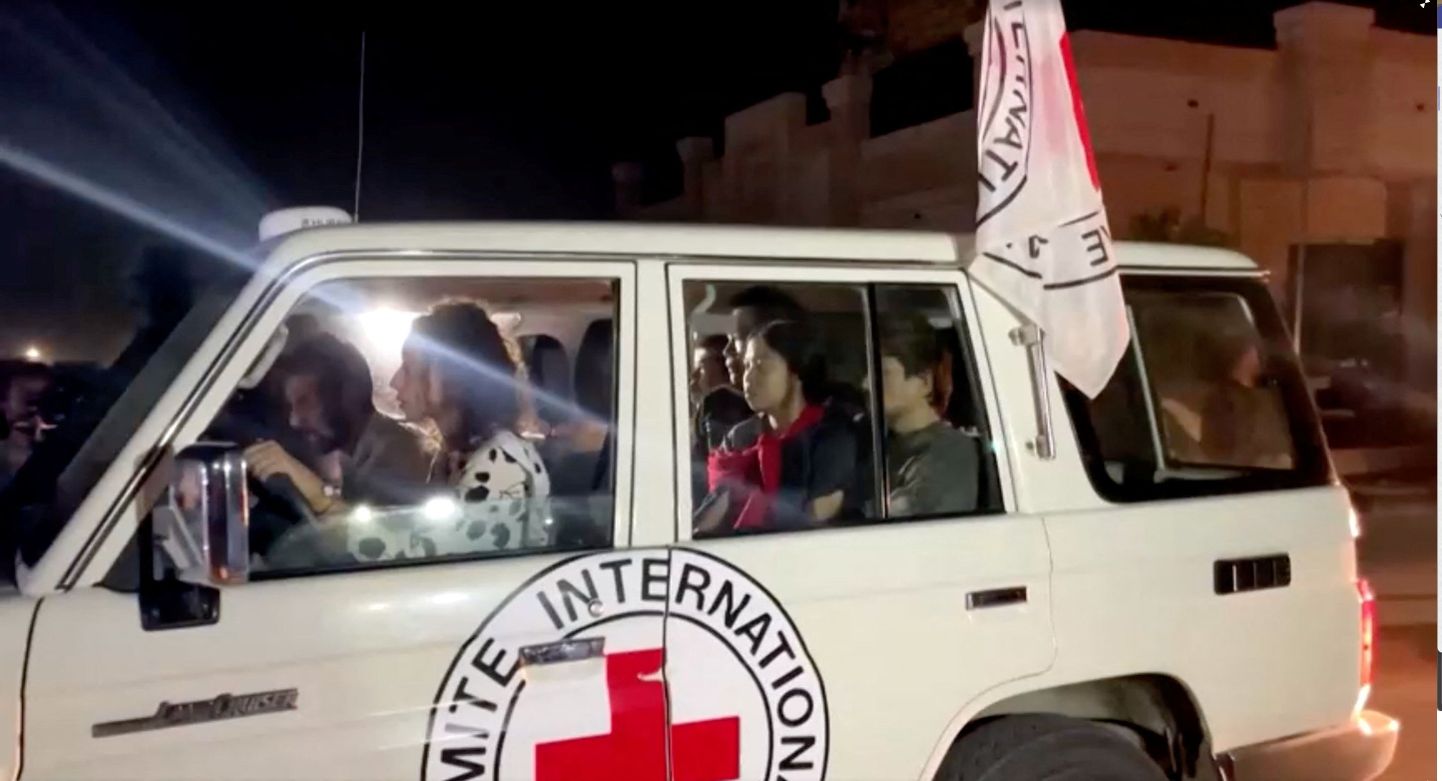 Hamasi poolt pantvangi võtud Punase Risti autos lähenemas Rafah' piiripunktile.